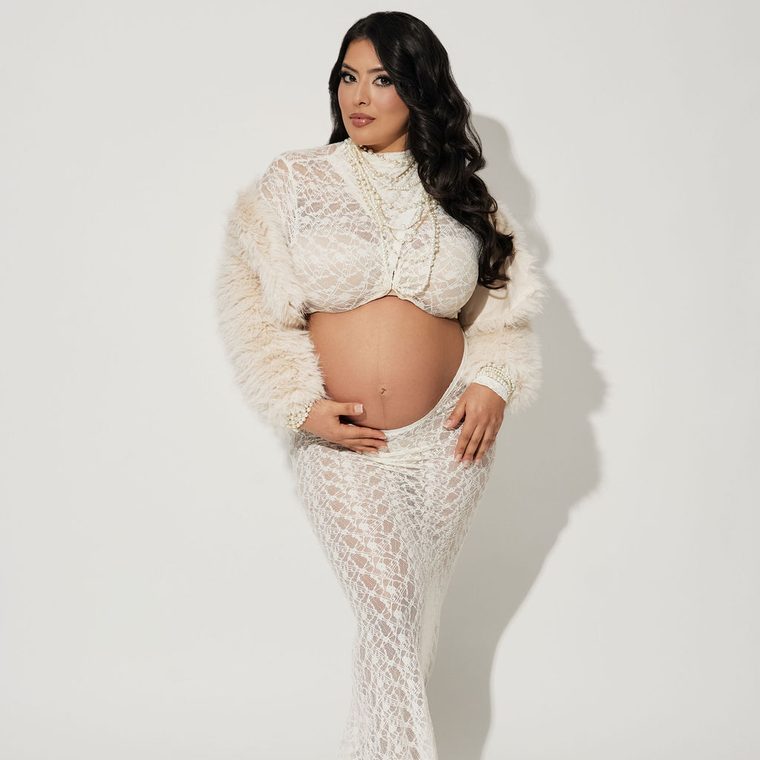 Maternity in Studio session by Veronica Touma
