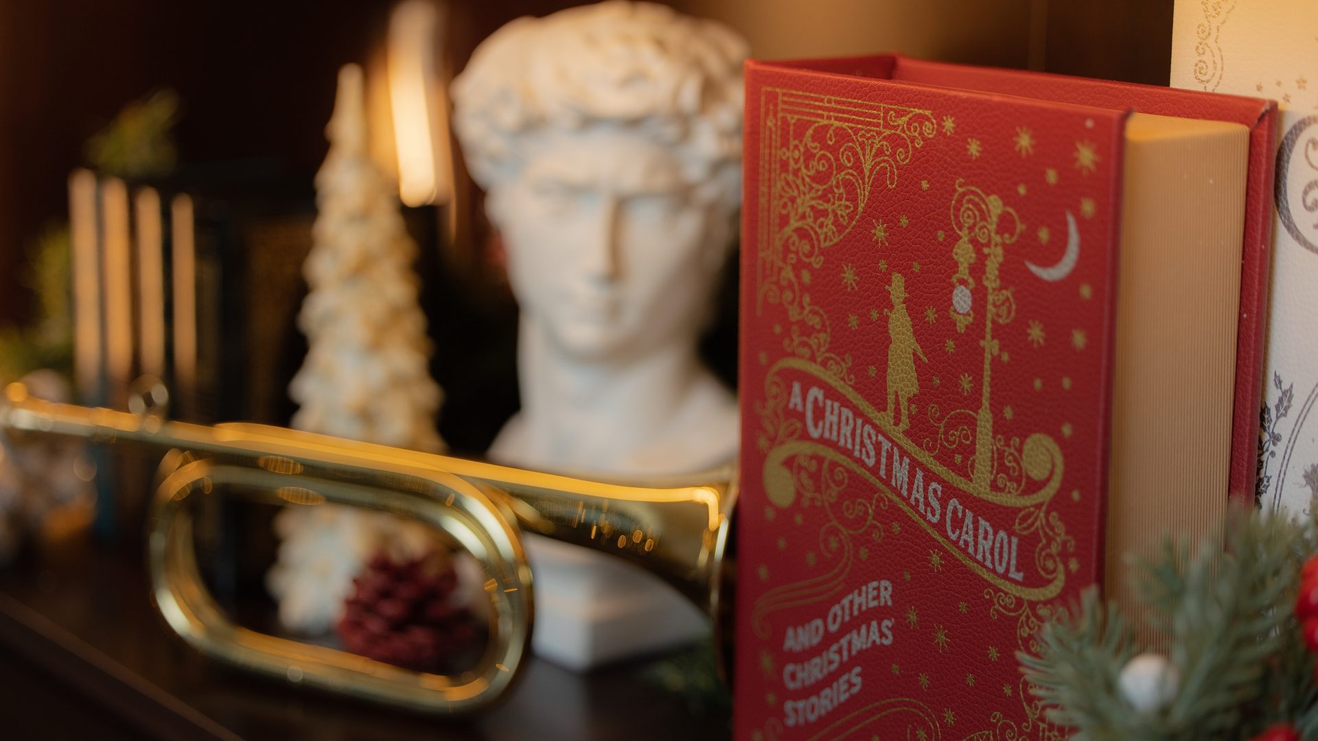 Detalle del set: libro navideno y trompeta dorada
