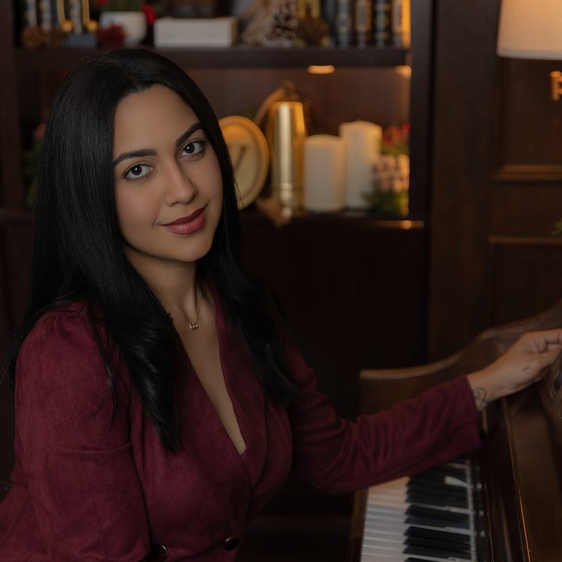 Veronica Touma al piano del set Holiday Harmony