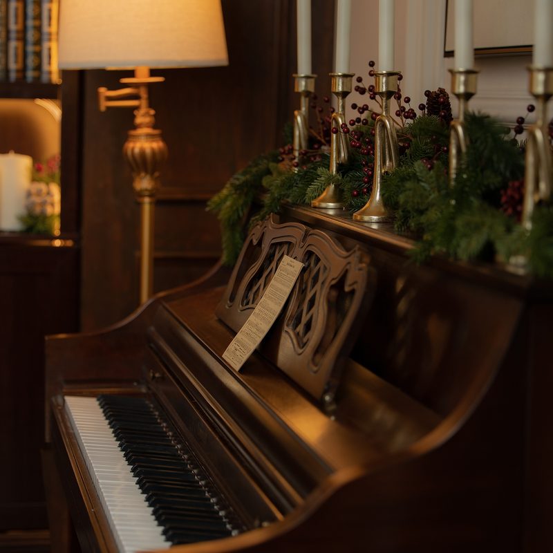 Piano con velas y guirnalda de pino