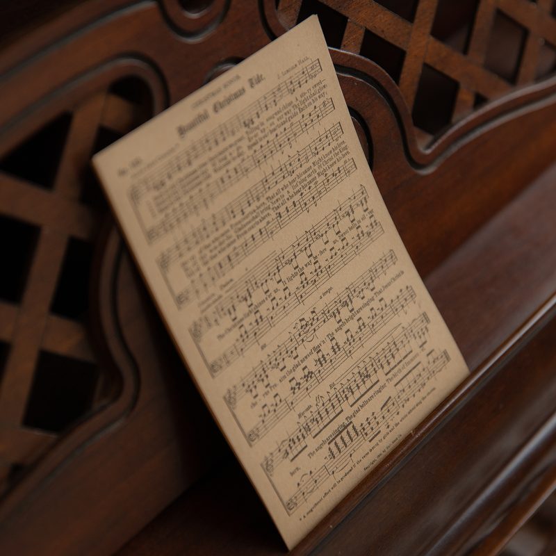 Partitura de villancico sobre el atril del piano